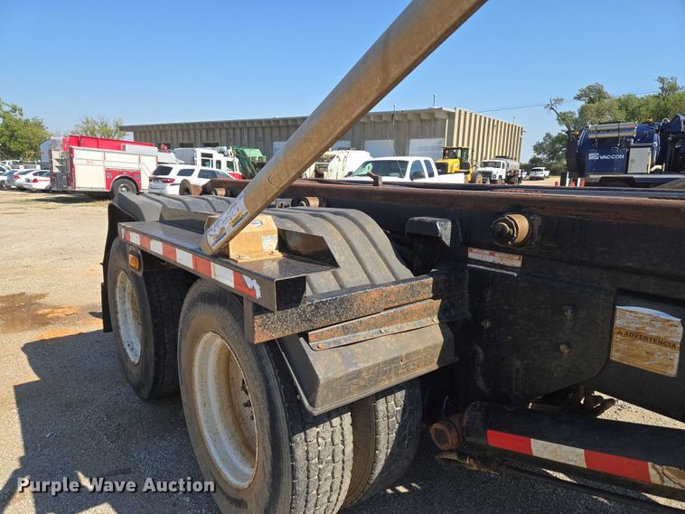 image for item EU5143 2016 Caterpillar CF7AA roll-off container truck