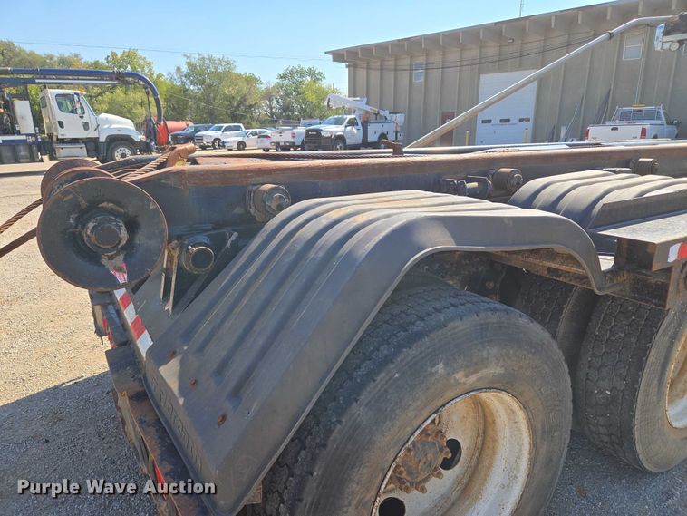 image for item EU5143 2016 Caterpillar CF7AA roll-off container truck