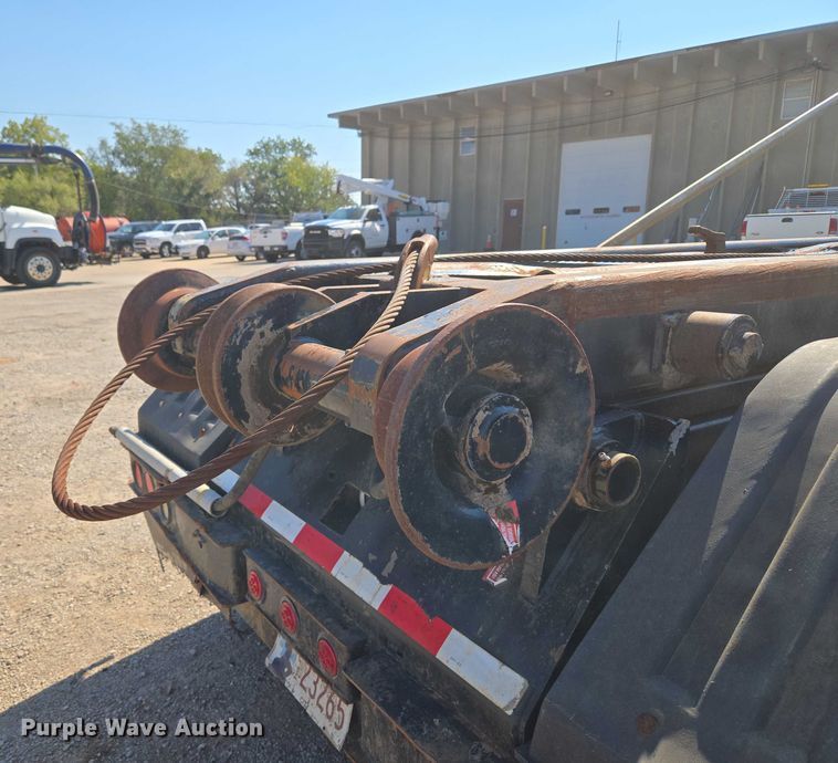 image for item EU5143 2016 Caterpillar CF7AA roll-off container truck