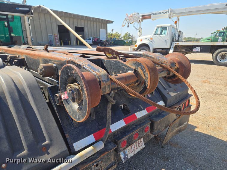 image for item EU5143 2016 Caterpillar CF7AA roll-off container truck