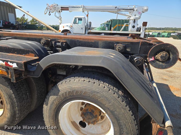 image for item EU5143 2016 Caterpillar CF7AA roll-off container truck