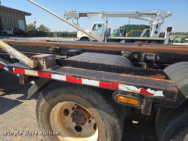 image for item EU5143 2016 Caterpillar CF7AA roll-off container truck