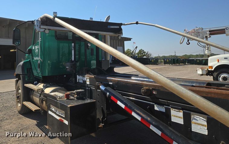 image for item EU5143 2016 Caterpillar CF7AA roll-off container truck