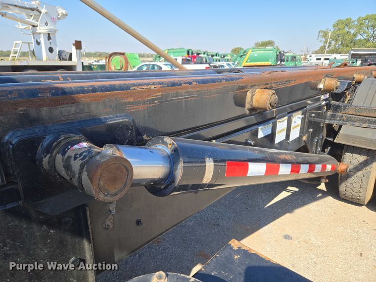 image for item EU5143 2016 Caterpillar CF7AA roll-off container truck