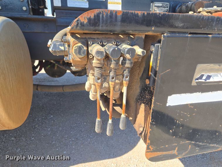 image for item EU5143 2016 Caterpillar CF7AA roll-off container truck