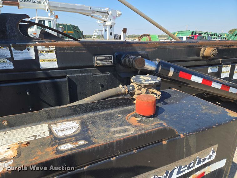 image for item EU5143 2016 Caterpillar CF7AA roll-off container truck