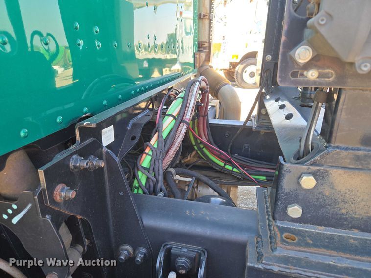 image for item EU5143 2016 Caterpillar CF7AA roll-off container truck