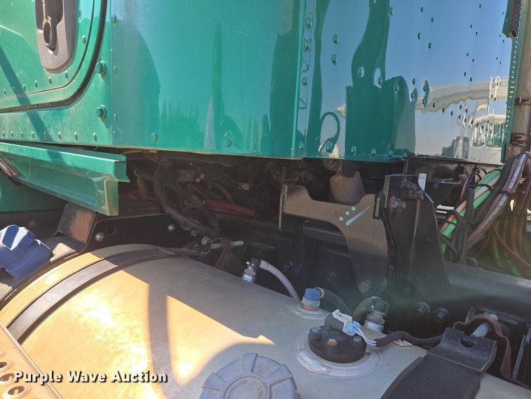 image for item EU5143 2016 Caterpillar CF7AA roll-off container truck