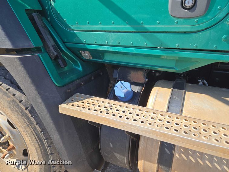 image for item EU5143 2016 Caterpillar CF7AA roll-off container truck