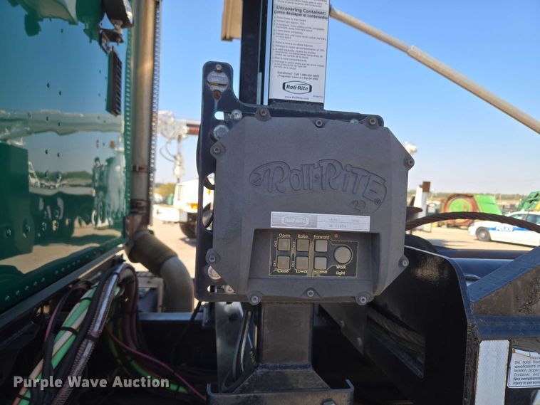 image for item EU5143 2016 Caterpillar CF7AA roll-off container truck