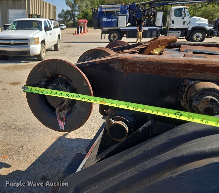 image for item EU5143 2016 Caterpillar CF7AA roll-off container truck