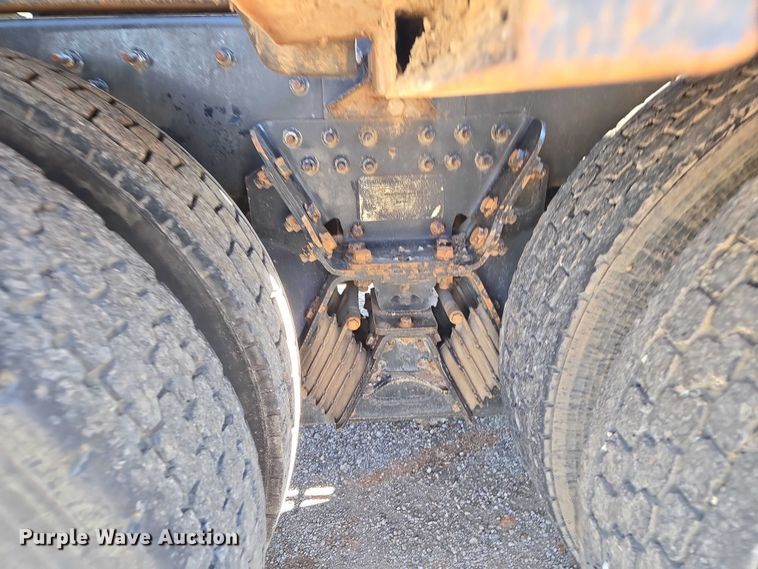 image for item EU5143 2016 Caterpillar CF7AA roll-off container truck