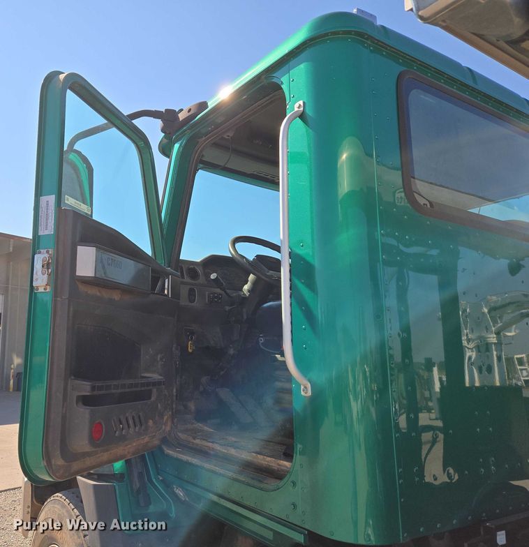 image for item EU5143 2016 Caterpillar CF7AA roll-off container truck