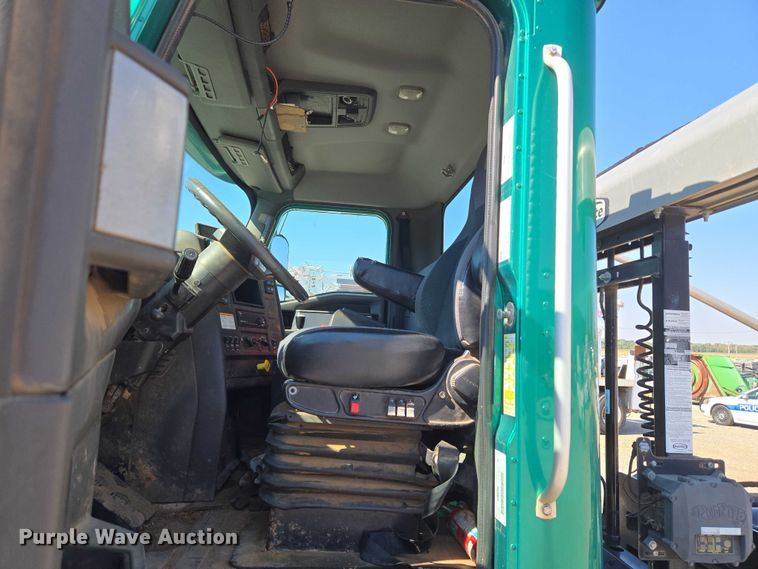 image for item EU5143 2016 Caterpillar CF7AA roll-off container truck