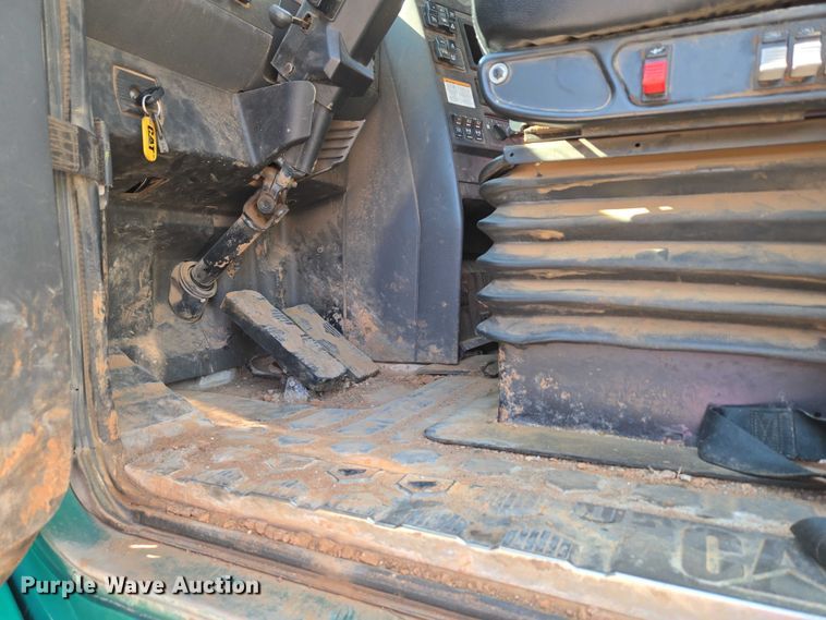 image for item EU5143 2016 Caterpillar CF7AA roll-off container truck