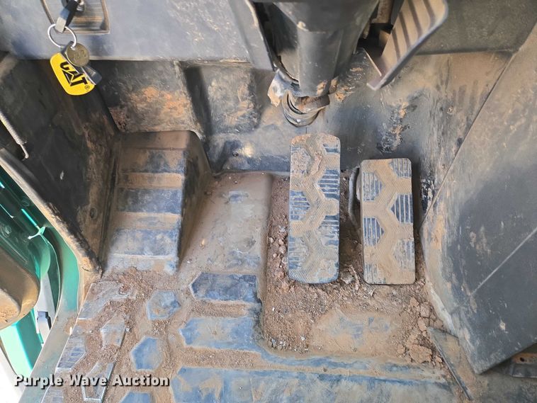 image for item EU5143 2016 Caterpillar CF7AA roll-off container truck