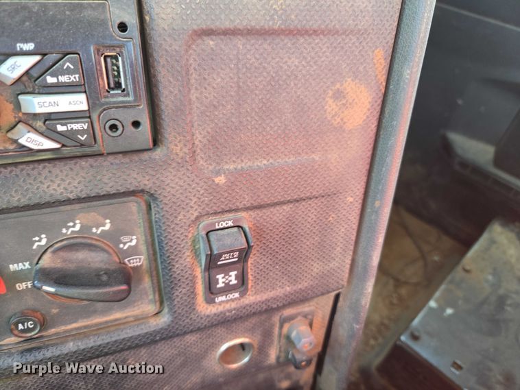 image for item EU5143 2016 Caterpillar CF7AA roll-off container truck