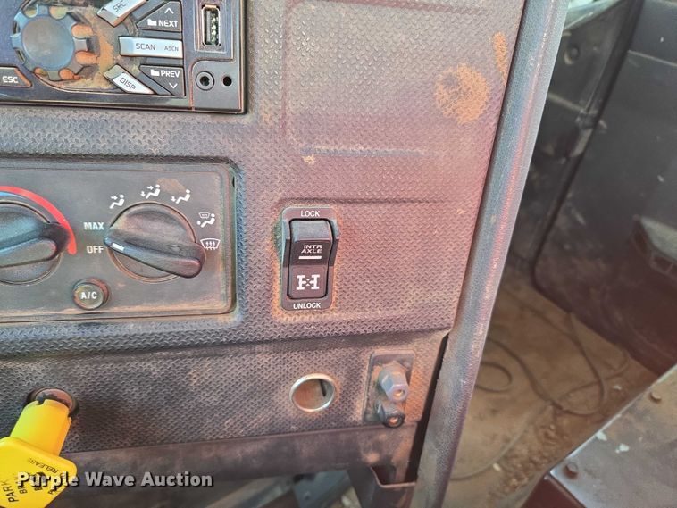 image for item EU5143 2016 Caterpillar CF7AA roll-off container truck