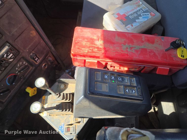 image for item EU5143 2016 Caterpillar CF7AA roll-off container truck