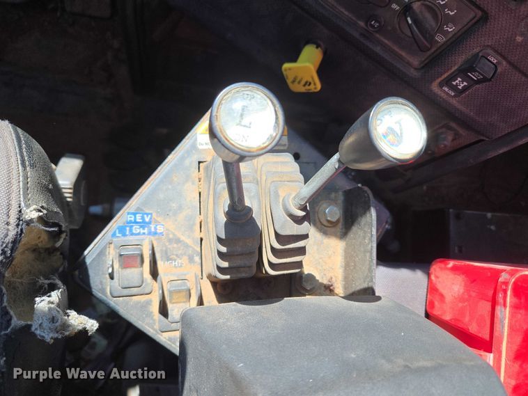 image for item EU5143 2016 Caterpillar CF7AA roll-off container truck