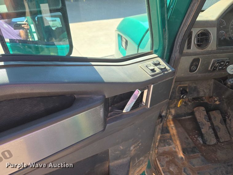 image for item EU5143 2016 Caterpillar CF7AA roll-off container truck