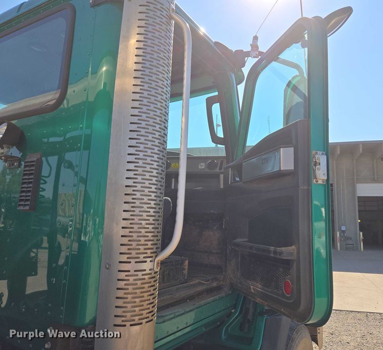 image for item EU5143 2016 Caterpillar CF7AA roll-off container truck