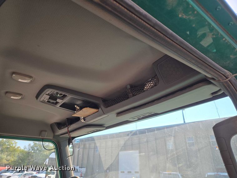 image for item EU5143 2016 Caterpillar CF7AA roll-off container truck