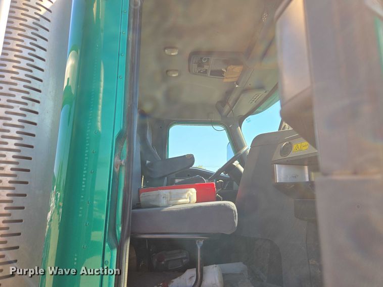 image for item EU5143 2016 Caterpillar CF7AA roll-off container truck