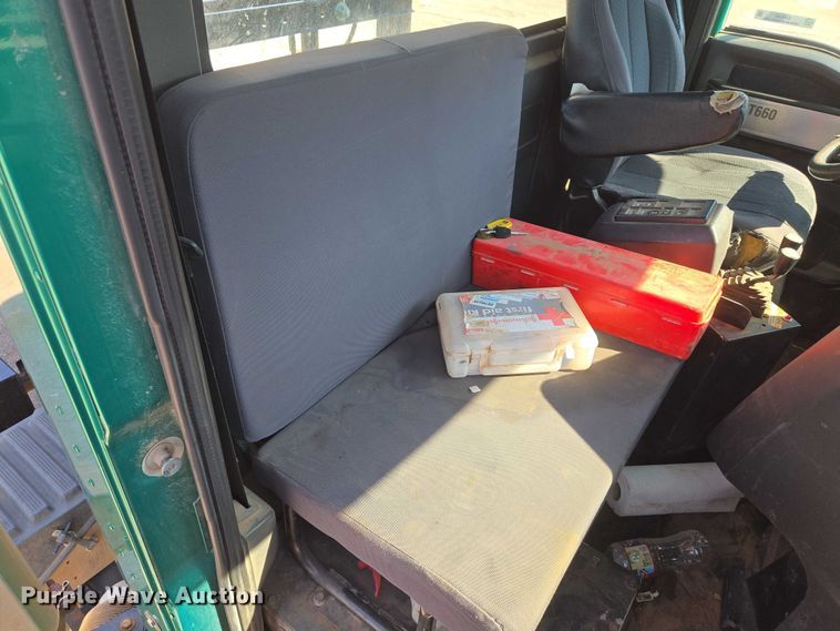 image for item EU5143 2016 Caterpillar CF7AA roll-off container truck