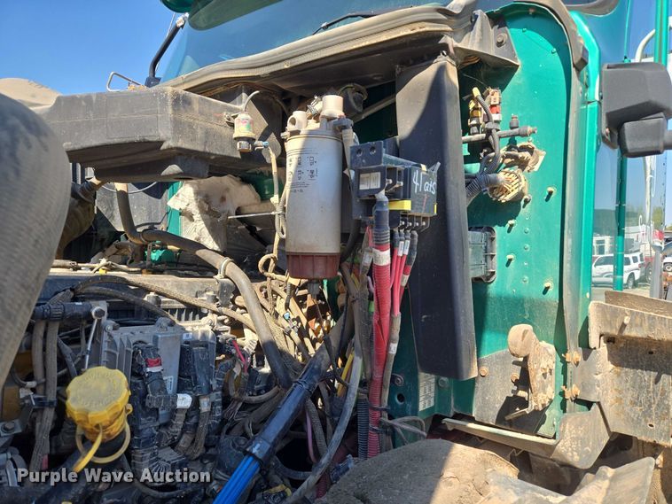 image for item EU5143 2016 Caterpillar CF7AA roll-off container truck