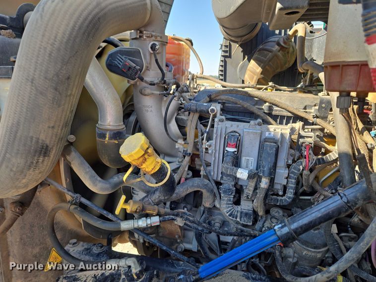 image for item EU5143 2016 Caterpillar CF7AA roll-off container truck