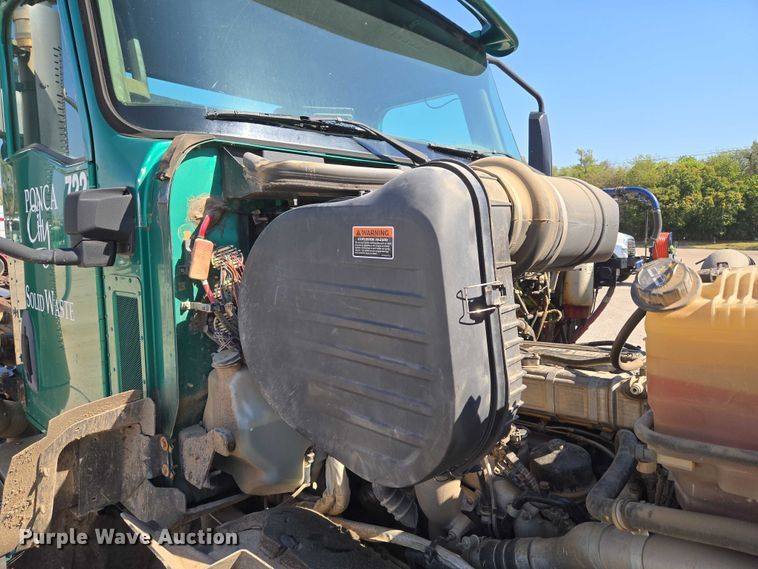 image for item EU5143 2016 Caterpillar CF7AA roll-off container truck