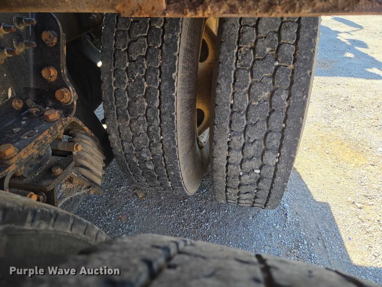 image for item EU5143 2016 Caterpillar CF7AA roll-off container truck