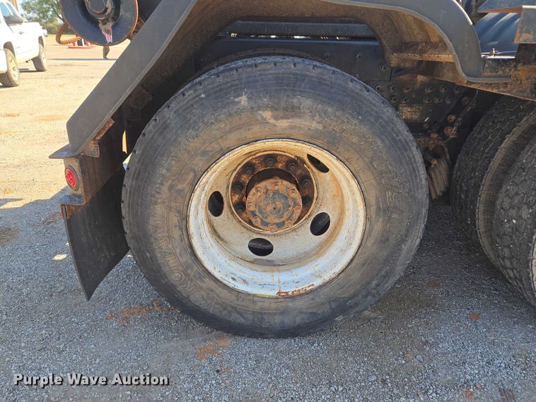 image for item EU5143 2016 Caterpillar CF7AA roll-off container truck