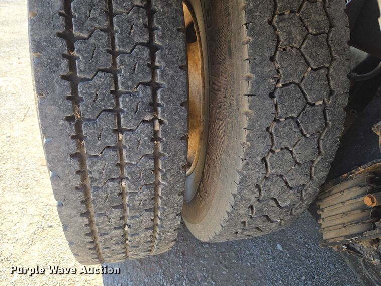 image for item EU5143 2016 Caterpillar CF7AA roll-off container truck