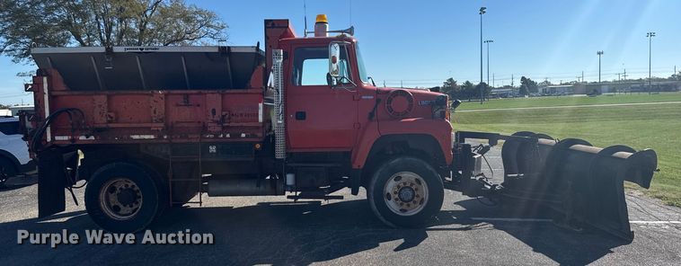 image for item EU6105 1995 Ford L8000 dump truck