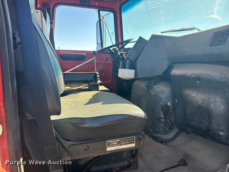 image for item EU6105 1995 Ford L8000 dump truck