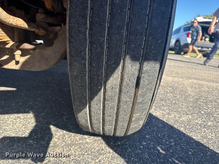 image for item EU6105 1995 Ford L8000 dump truck