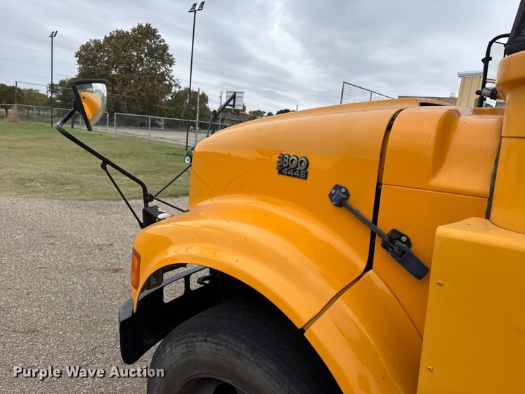 image for item EU6125 2001 International 3800 school bus