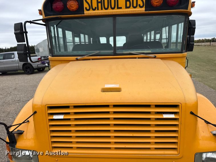 image for item EU6125 2001 International 3800 school bus