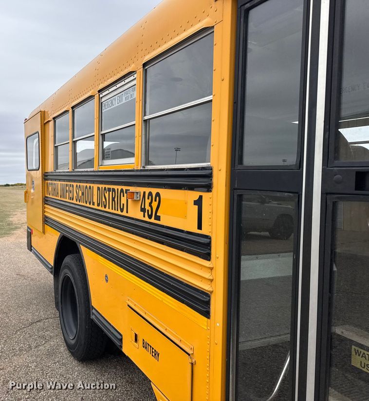 image for item EU6125 2001 International 3800 school bus