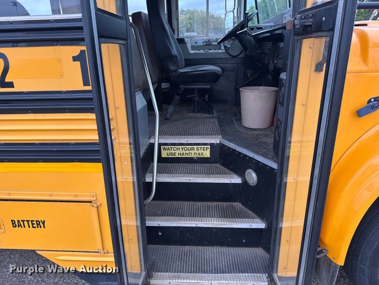 image for item EU6125 2001 International 3800 school bus