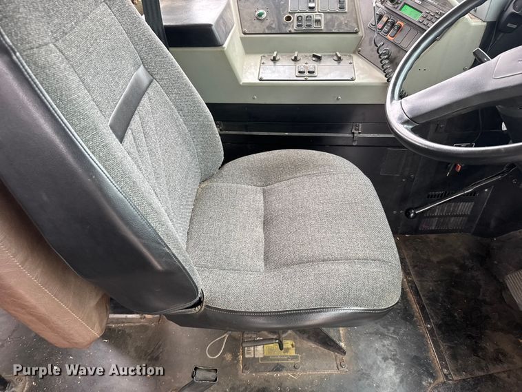 image for item EU6125 2001 International 3800 school bus