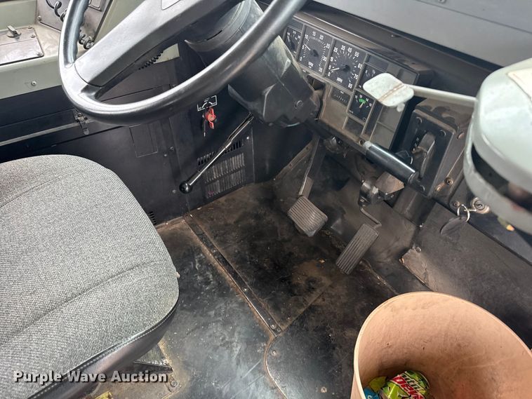 image for item EU6125 2001 International 3800 school bus