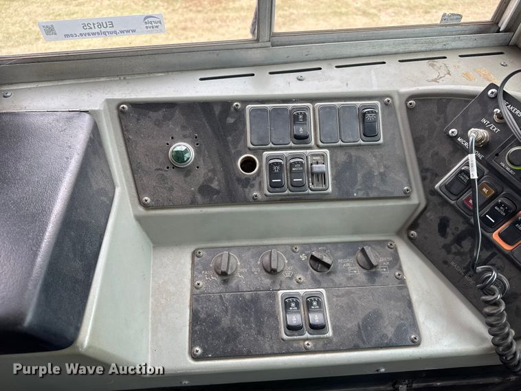 image for item EU6125 2001 International 3800 school bus