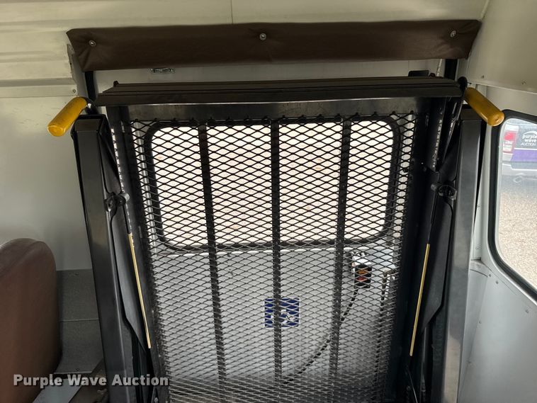 image for item EU6125 2001 International 3800 school bus