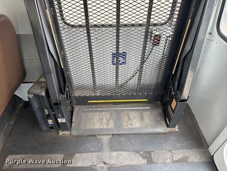 image for item EU6125 2001 International 3800 school bus