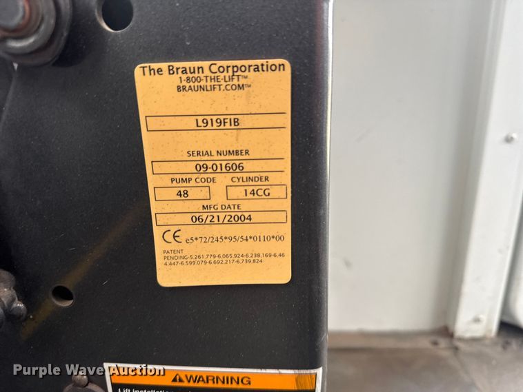 image for item EU6125 2001 International 3800 school bus