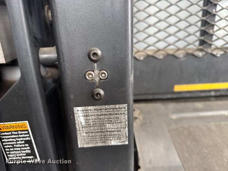 image for item EU6125 2001 International 3800 school bus