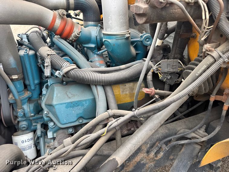 image for item EU6125 2001 International 3800 school bus